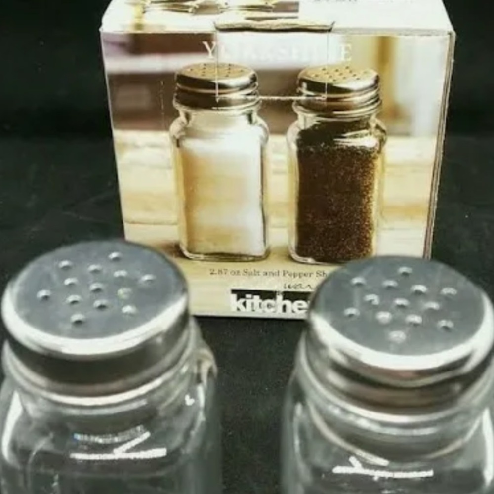 New-Salt and Pepper Shaker Set